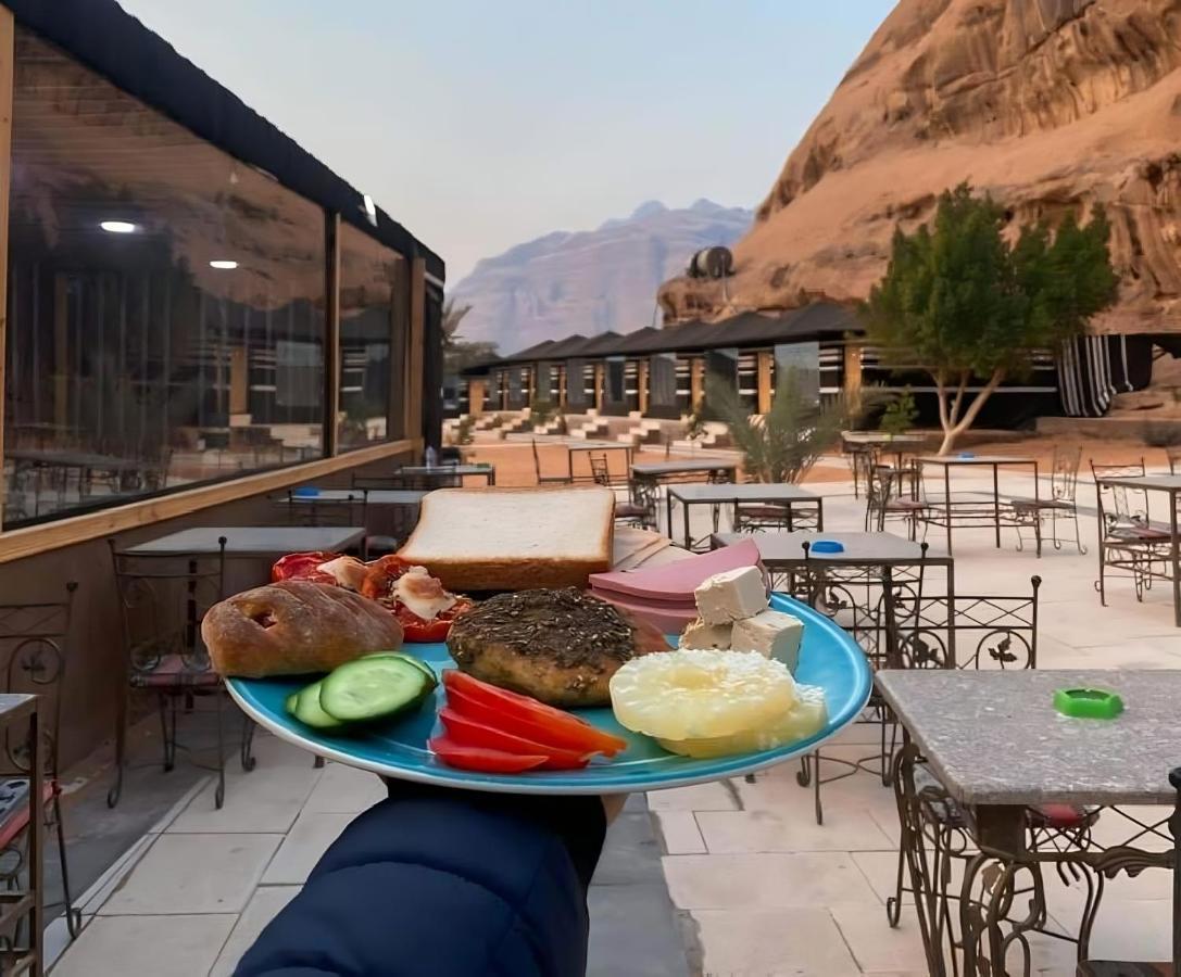 Hotel مخيم جبل بردى Jabal Burdah Camp Wadi Rum Exteriér fotografie